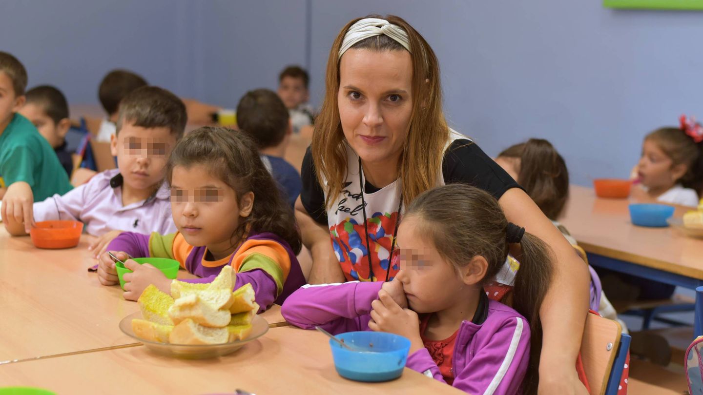 Virginia Ojeda, profesora de Infantil, con un grupo de alumnos y alumnas en el comedor. (Toñi Guerrero)