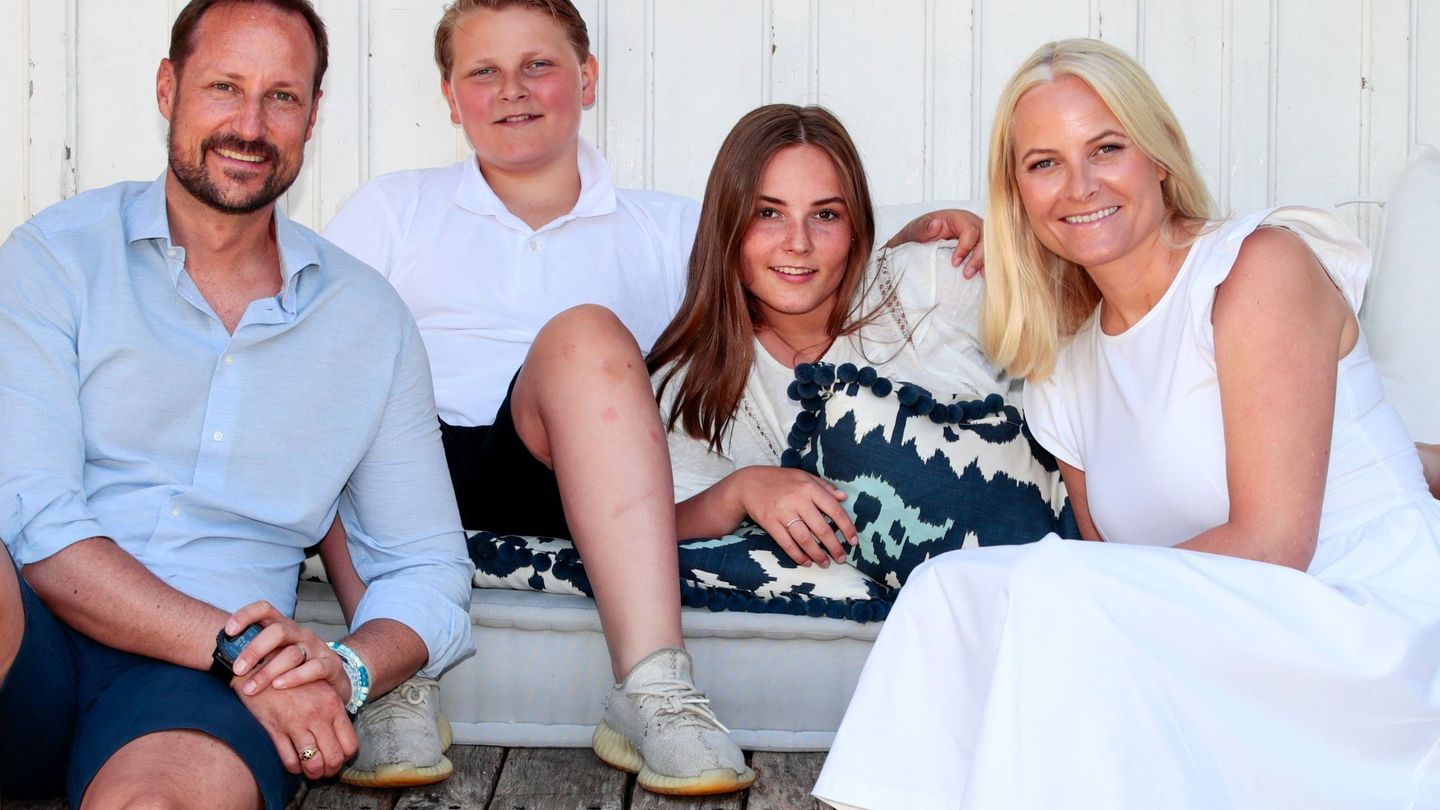 Sverre Magnus y Princess Ingrid Alexandra, con sus padres el pasado mes de julio. (EFE)