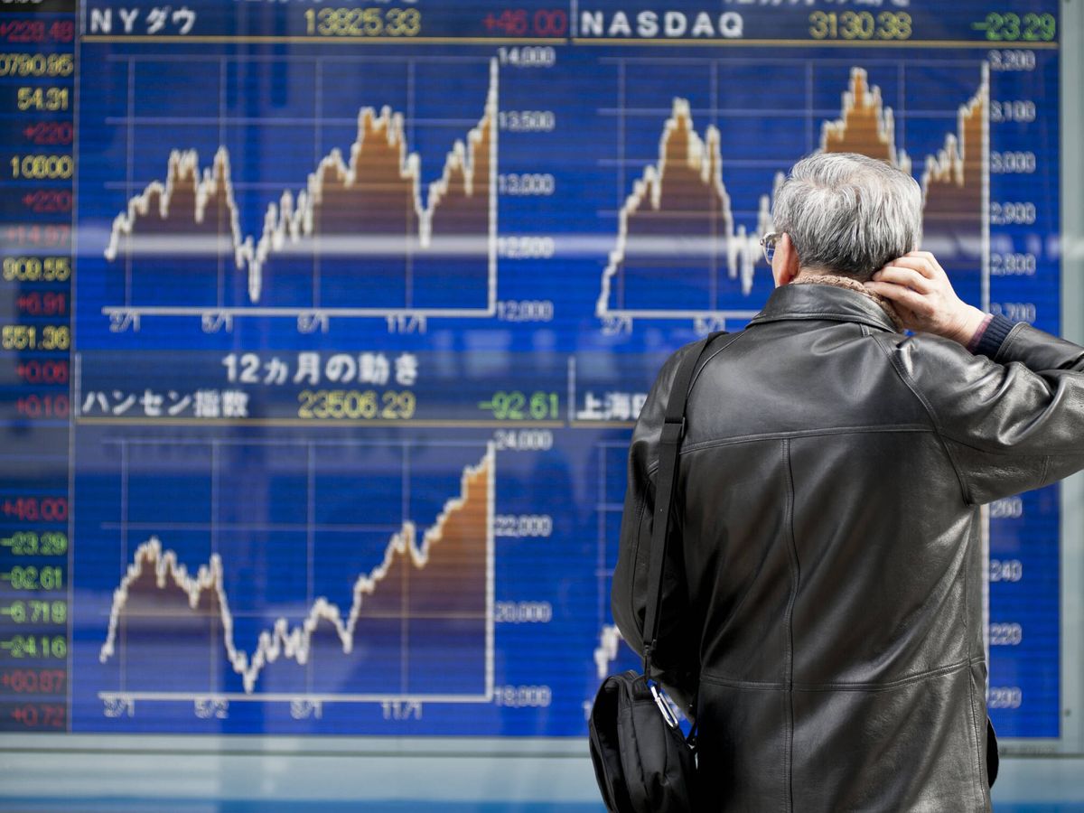 Foto: Un japonés mira unos monitores financieros en Tokio. (Getty Images/Keith Tsuji)