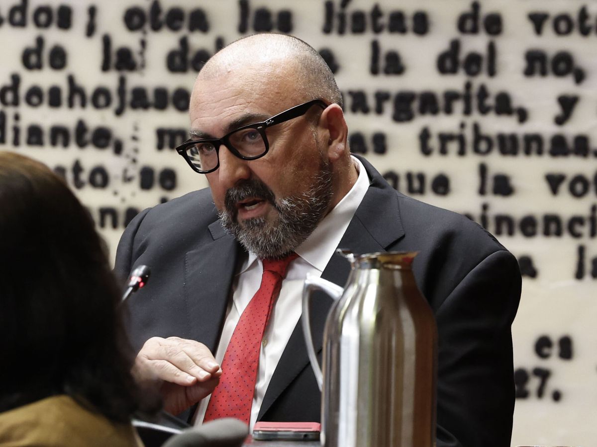 Foto: El asesor del exministro José Luis Ábalos, Koldo García, durante la comisión de investigación en el Senado. (EFE/ J. J. Guillén)