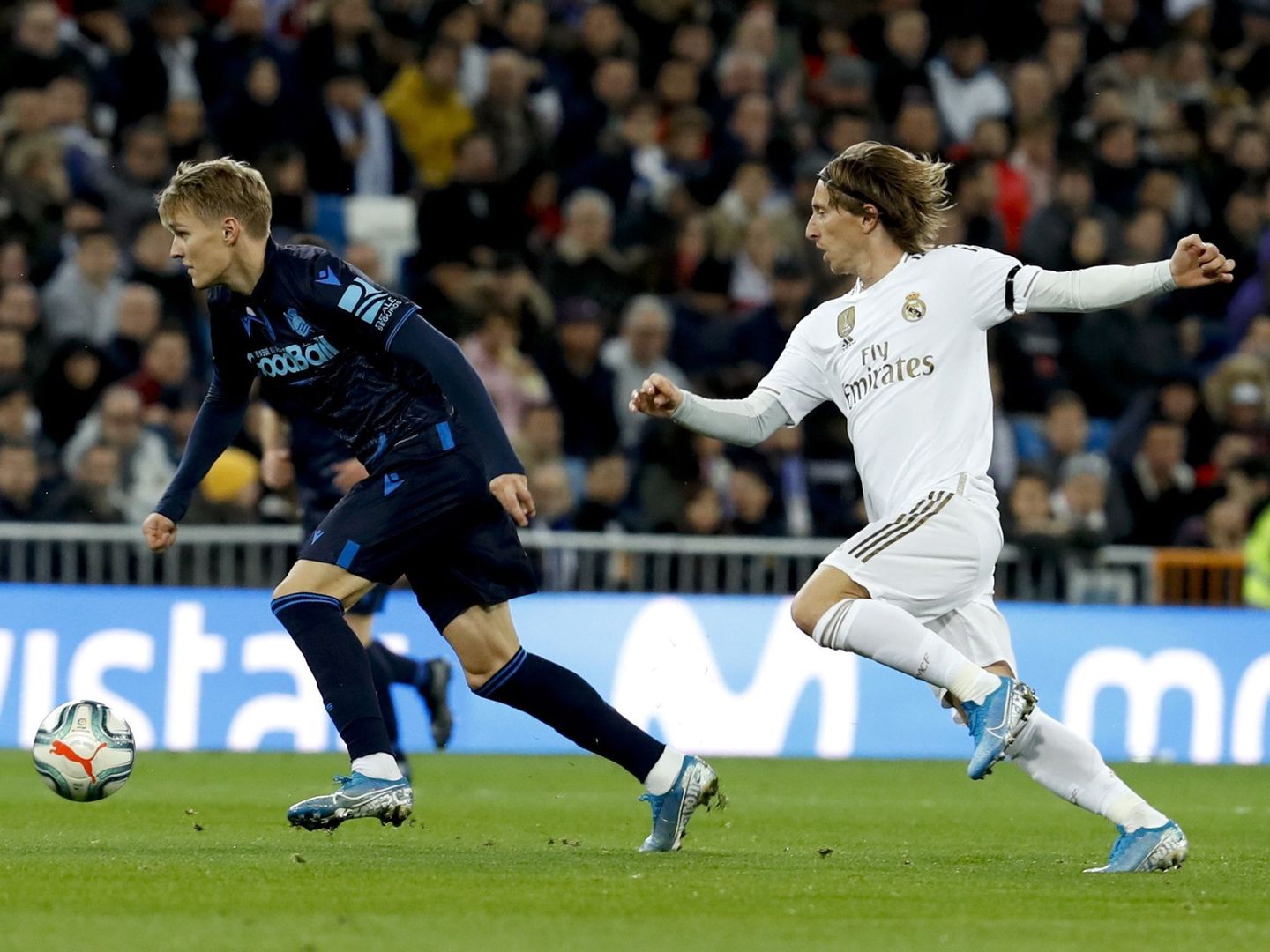Martín Odegaard, frente a Luka Modric, la temporada pasada con la Real. (EFE)