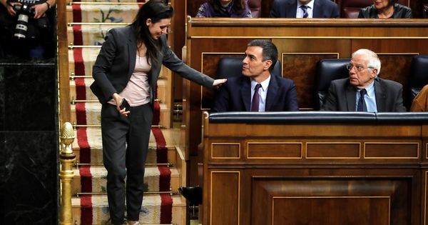 Foto: La portavoz de Unidos Podemos, Irene Montero, conversa con el presidente del Gobierno, Pedro Sánchez durante el debate de totalidad de los presupuestos. (EFE)