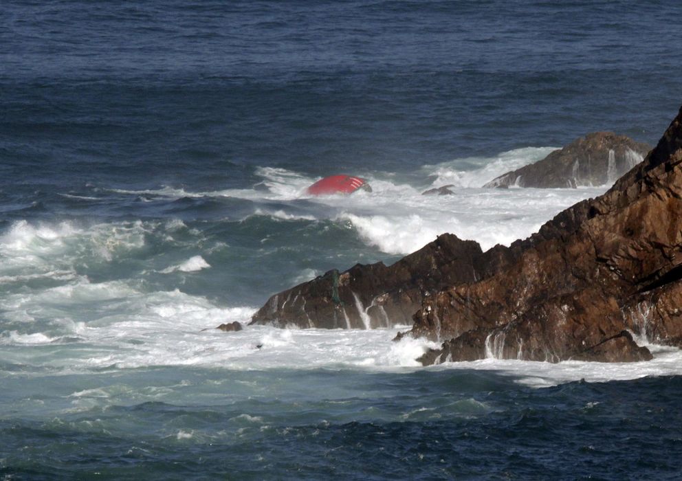 Foto: Proa del pesquero gallego con bandera portuguesa "Santa Ana" que se ha hundido esta madrugada a media milla de Cabo Peñas (Efe)