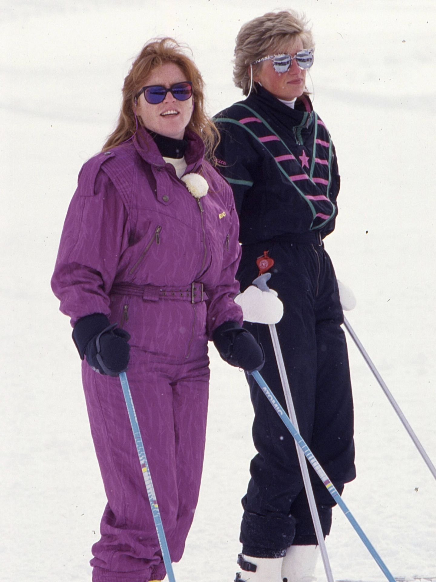 Sarah Ferguson y Diana de Gales, compartiendo vacaciones en la nieve. (Gtres)