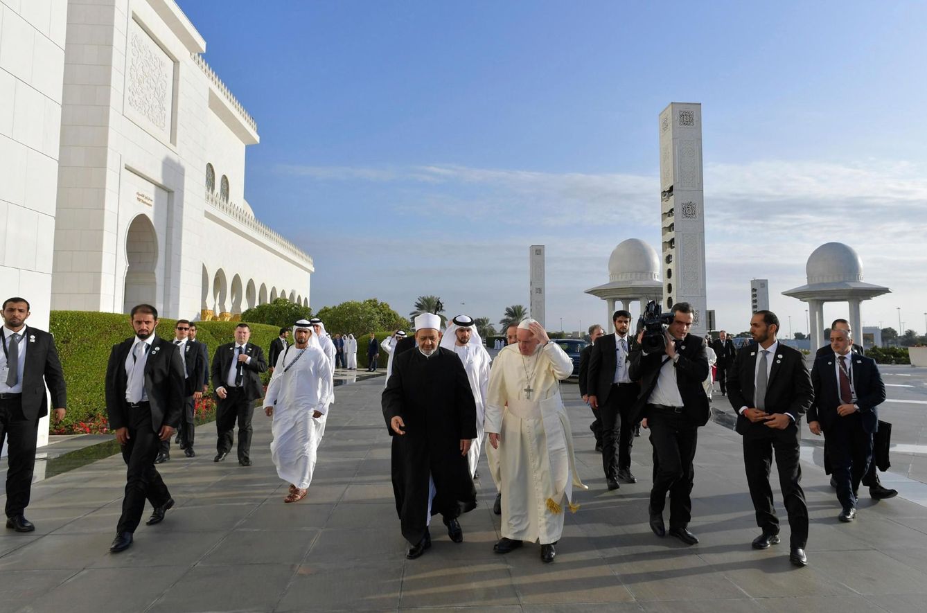 El gran imán de Al Azhar, Ahmed al Tayeb (ci), representante de la institución más prestigiosa del islam suní, da la bienvenida al papa Francisco. (EFE)