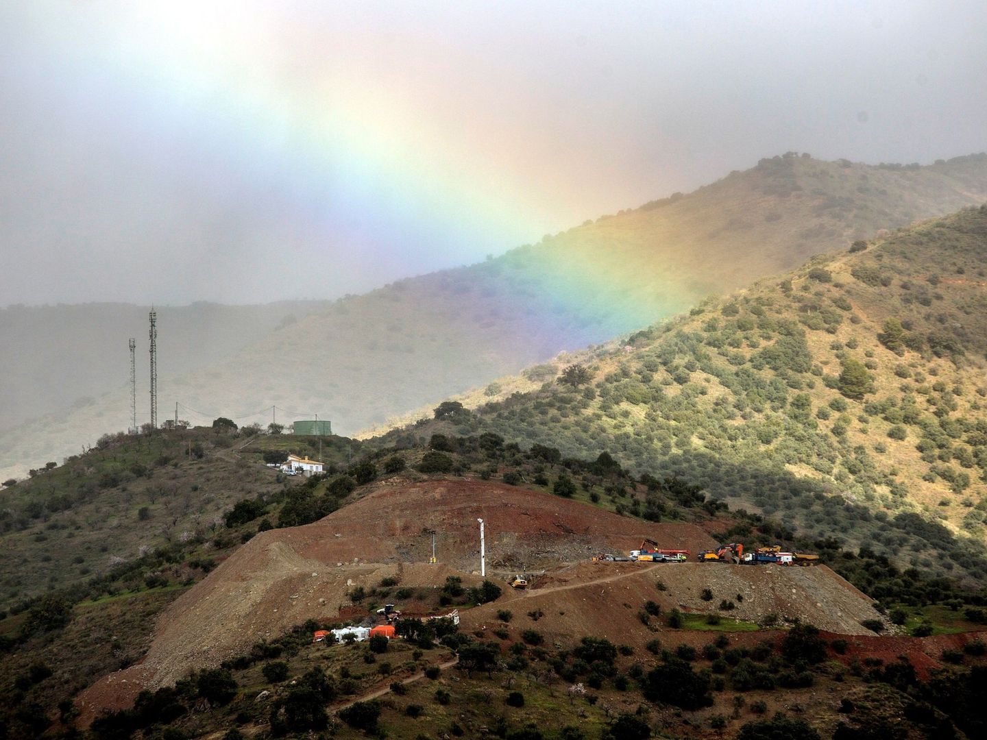 Un arcoíris aparece sobre el Cerro de la Corona en Totalán. (EFE)