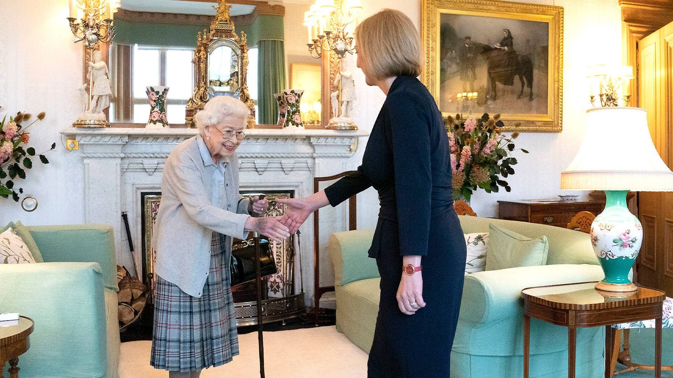 Foto: Isabel II durante su última aparición pública, saluda a Liz Truss. (Getty)