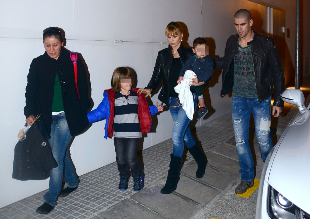 Foto: Víctor Valdés y Yolanda Cardona, con sus hijos Dylan y Kai a principios de este año (Gtres)