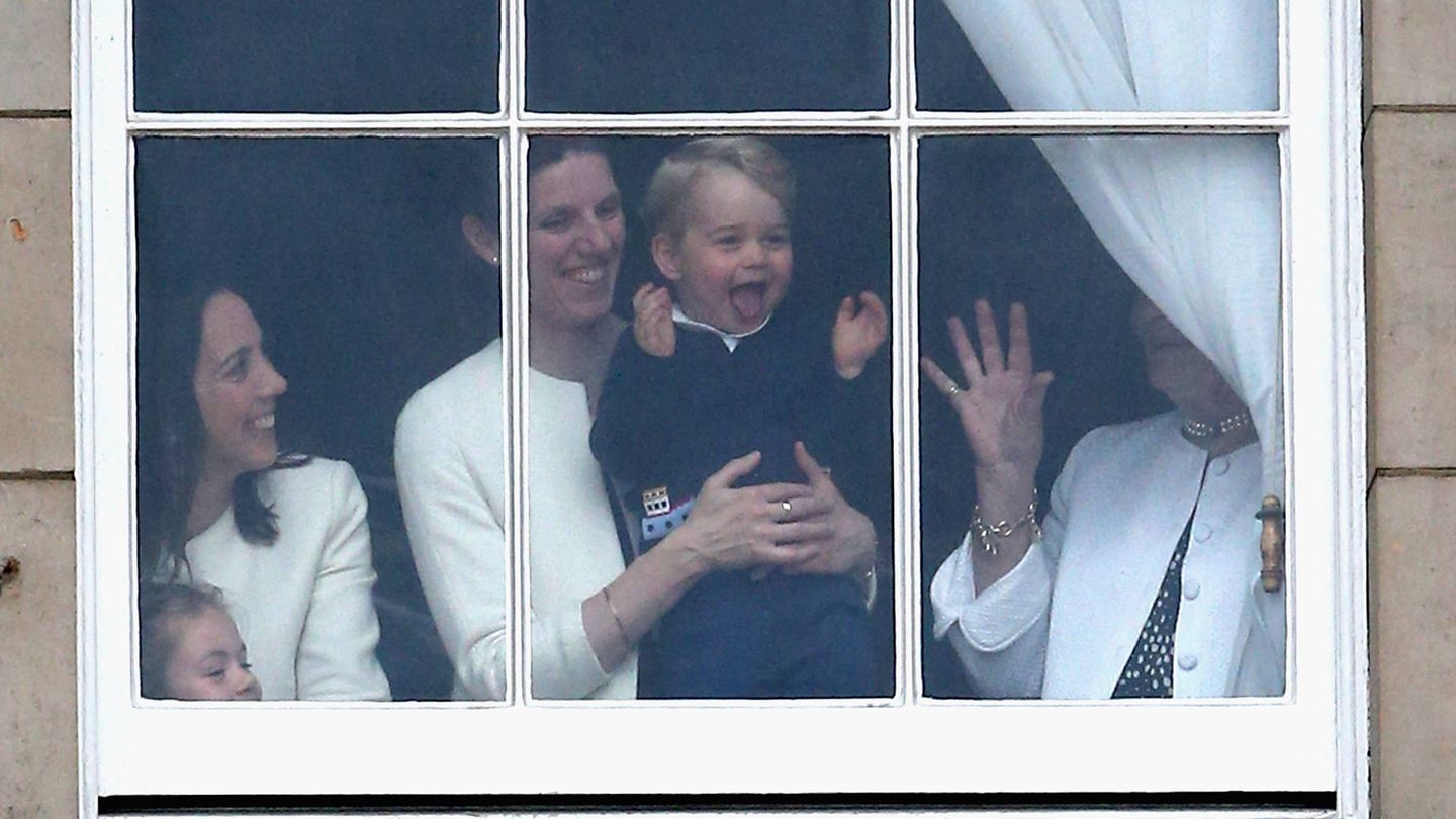 María Teresa Turrión sostiene en brazos al príncipe George. (Reuters)