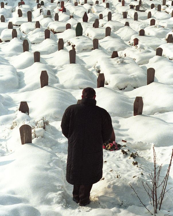 Fotografía de archivo sin fecha que muestra a un hombre en el cementerio de Lion, donde se encuentran enterrados las víctimas de Sarajevo asesinados por los serbio-bosnios durante la guerra de Bosnia en Sarajevo.(EFE)