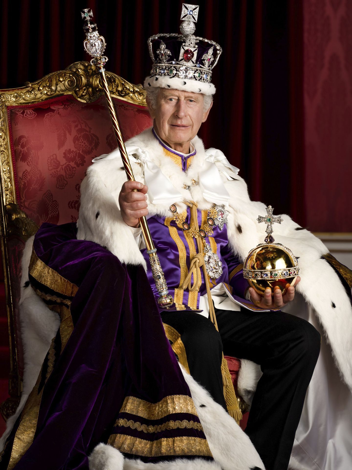 Carlos III posa para un retrato oficial tras su coronación. (EFE/Hugo Burnand /Twitter de la familia real británica)