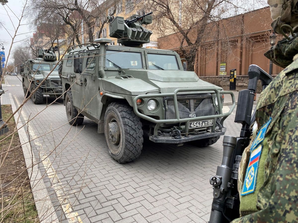 Foto: Fuerzas de seguridad rusas en Almaty, Kazajistán, como parte del contingente enviado por la CSTO. (EFE vía Ministerio de Defensa ruso)