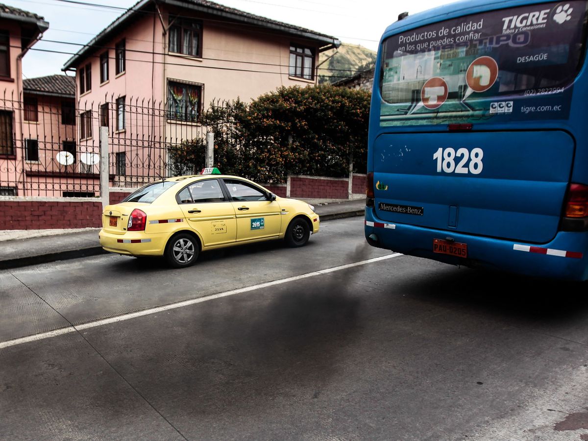 Foto: Tubo de escape de un autobús en la ciudad de Quito. Foto: EFE José Jácome