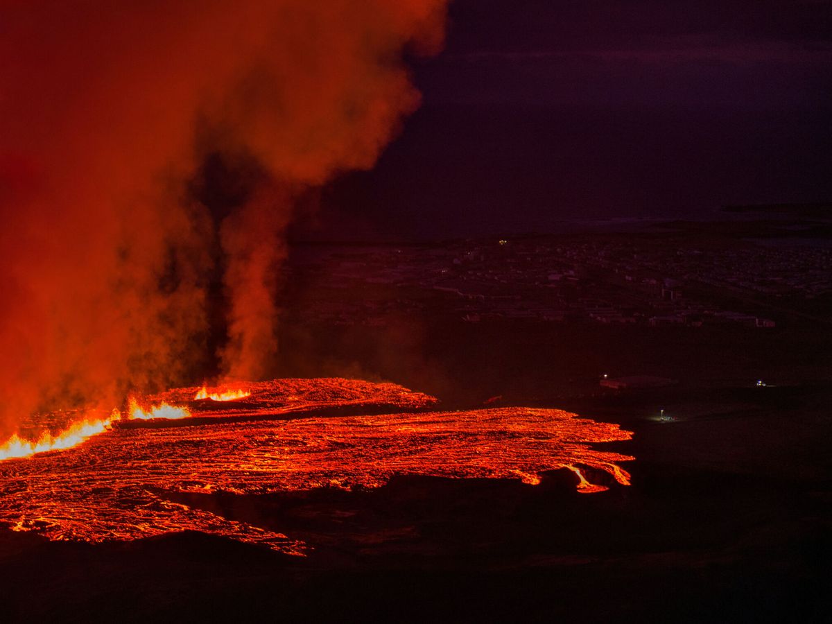Foto: Lava de una de las últimas erupciones registradas en localidad de Grindavík. (Reuters/Guardia Costera de Islandia)