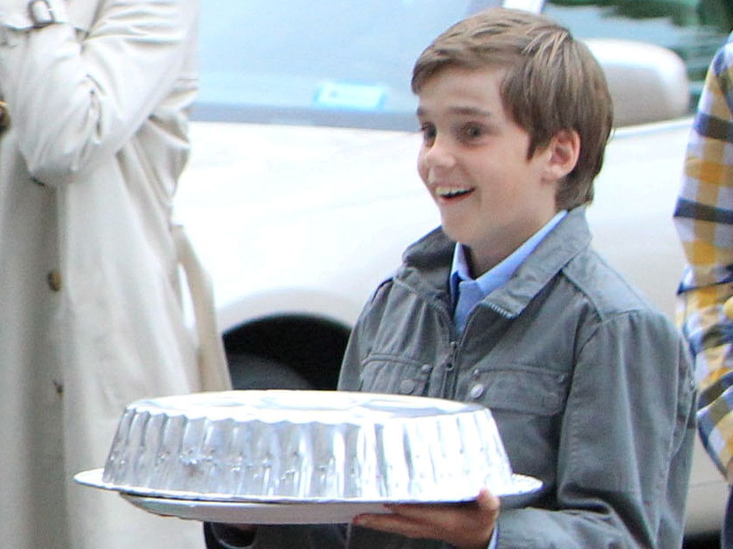 Llevando la tarta del cumpleaños de su hermano Miguel en 2010. (I.C.)