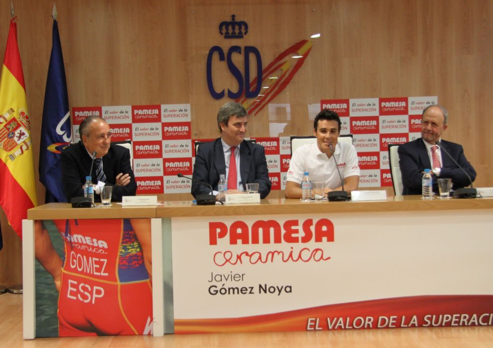 Foto: Fernando Roig, Miguel Cardenal., Javier Gómez Noya y Jorge Bauset, director genertal de Pamesa. 
