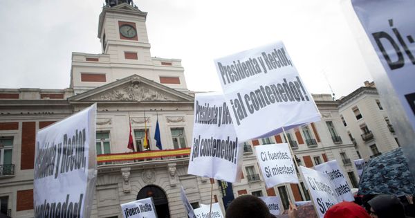 Foto: Manifestación de cientos de alumnos y profesores en la Puerta del Sol para pedir la dimisión de Cifuentes. (EFE)