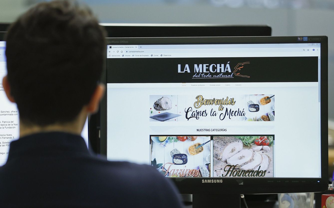 Un usuario navega por la página web de Magrudis, que comercializa la carne mechada La Mechá. (EFE)