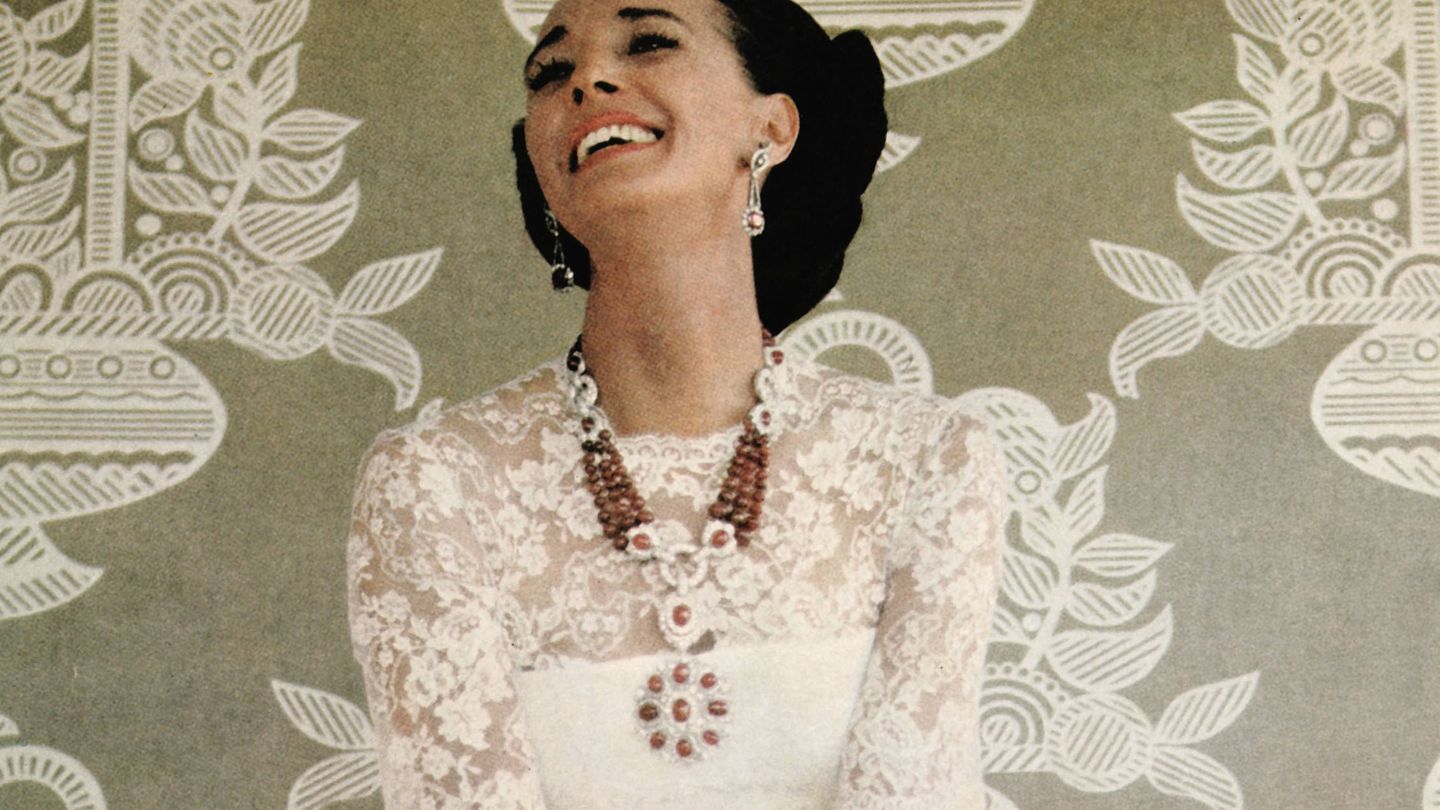 La condesa de Romanones posando con sus joyas en una imagen de los años 70