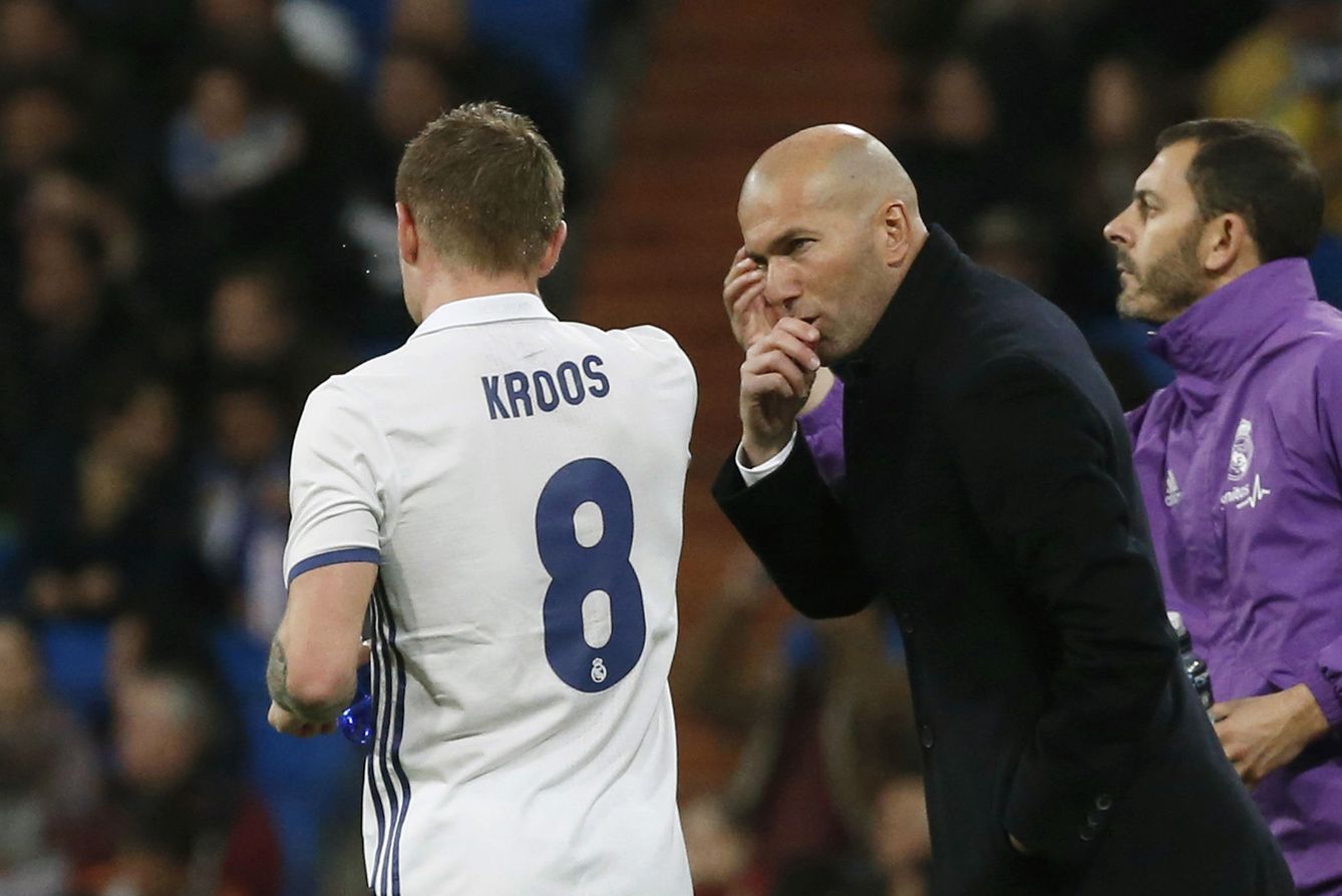 Zidane da instrucciones a Kroos durante un partido. (EFE)