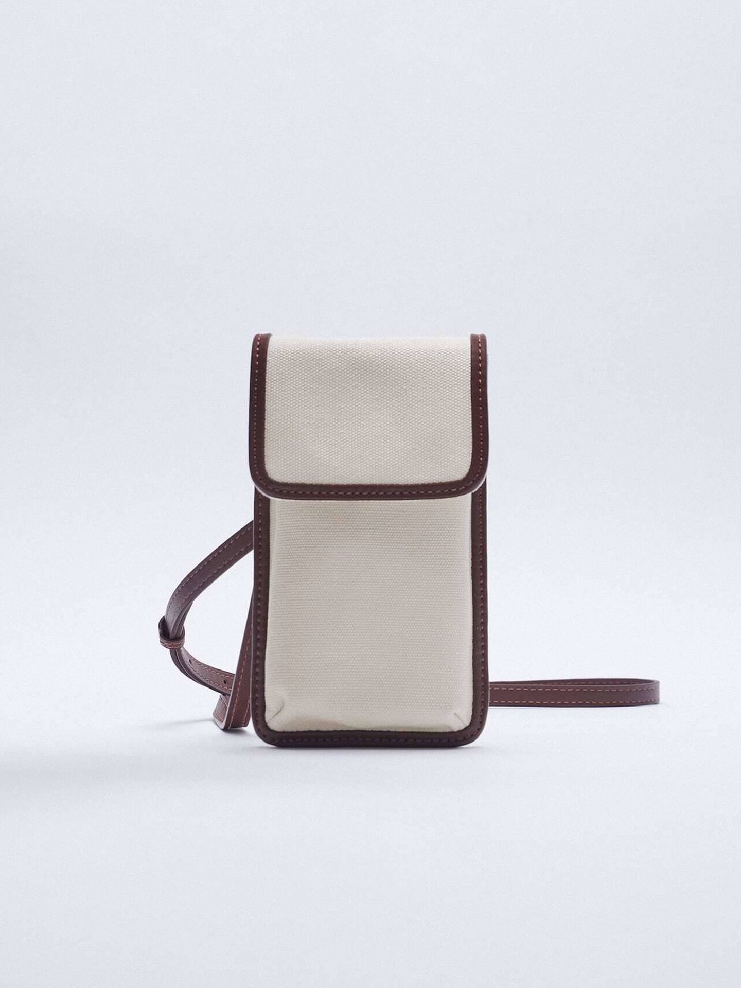 El bolso personalizado de Zara para llevar tu móvil. (Cortesía)
