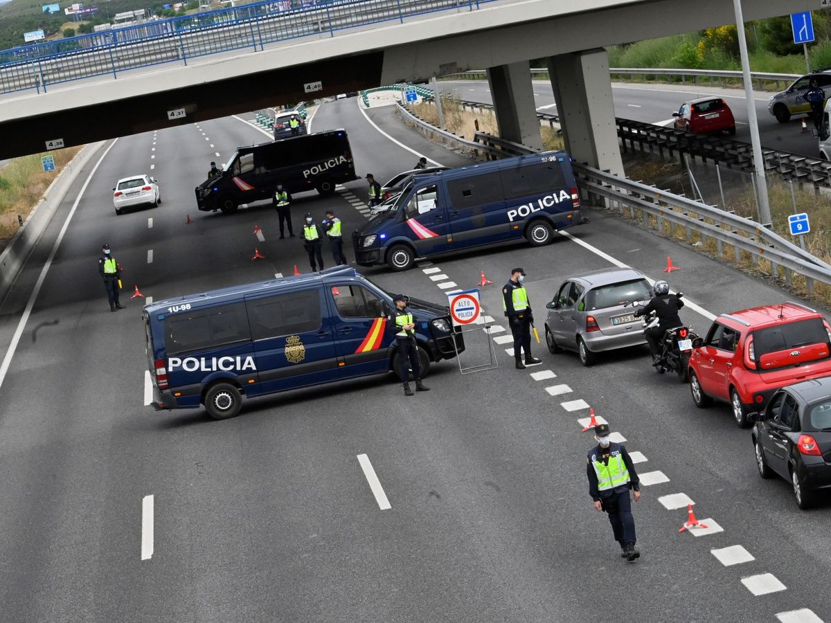 Foto: Control de la Policía a la salida de Madrid. (EFE)