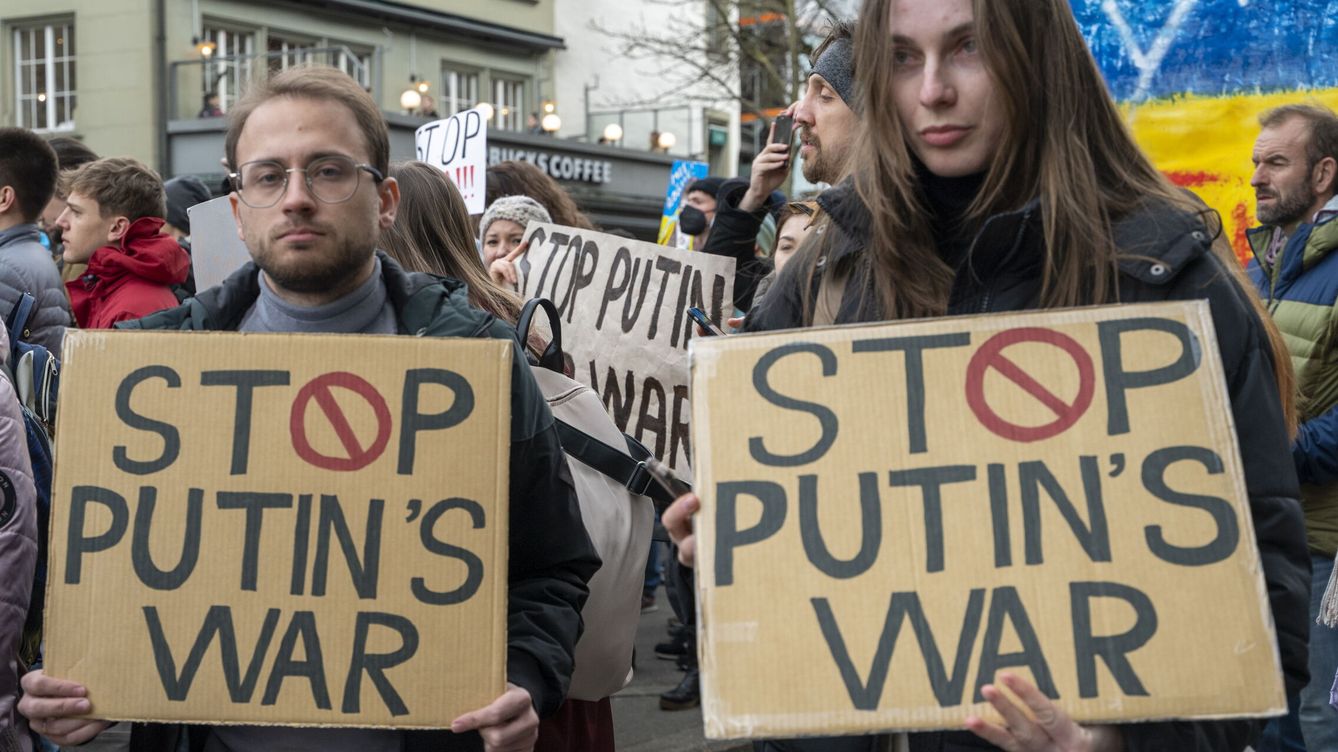 Foto: Manifestantes con pancartas en contra de la guerra de Ucrania en Suiza (EFE/EPA/Bieri)