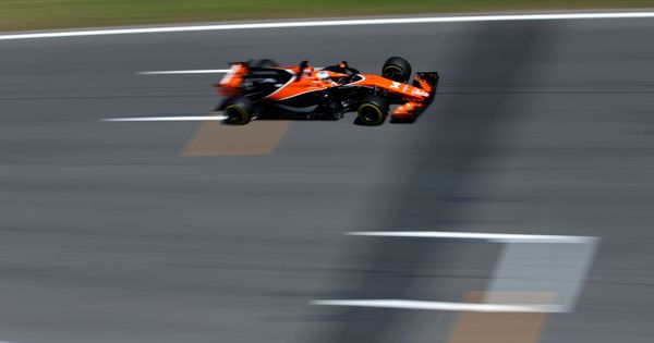 Foto: Alonso, sobre el Circuit de Barcelona-Catalunya. (EFE)