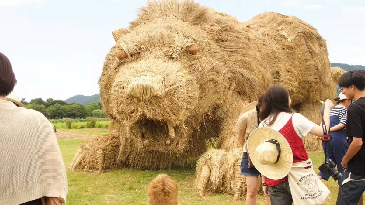 Las enormes esculturas de paja que decoran los campos japoneses tras la cosecha del arroz