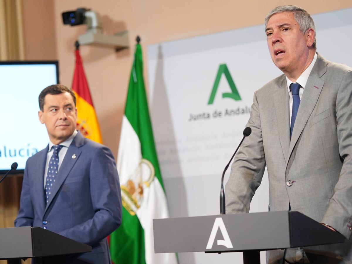 Foto: El presidente de la Junta de Andalucía, Juan Manuel Moreno, junto al director industrial de Renault Group, José Vicente de los Mozos