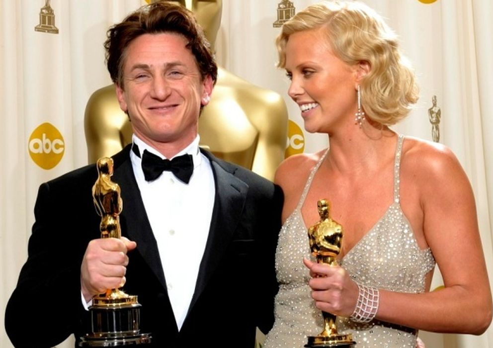 Foto: Charlize Theron y Sean Penn en los Oscar 2004 (I. C)