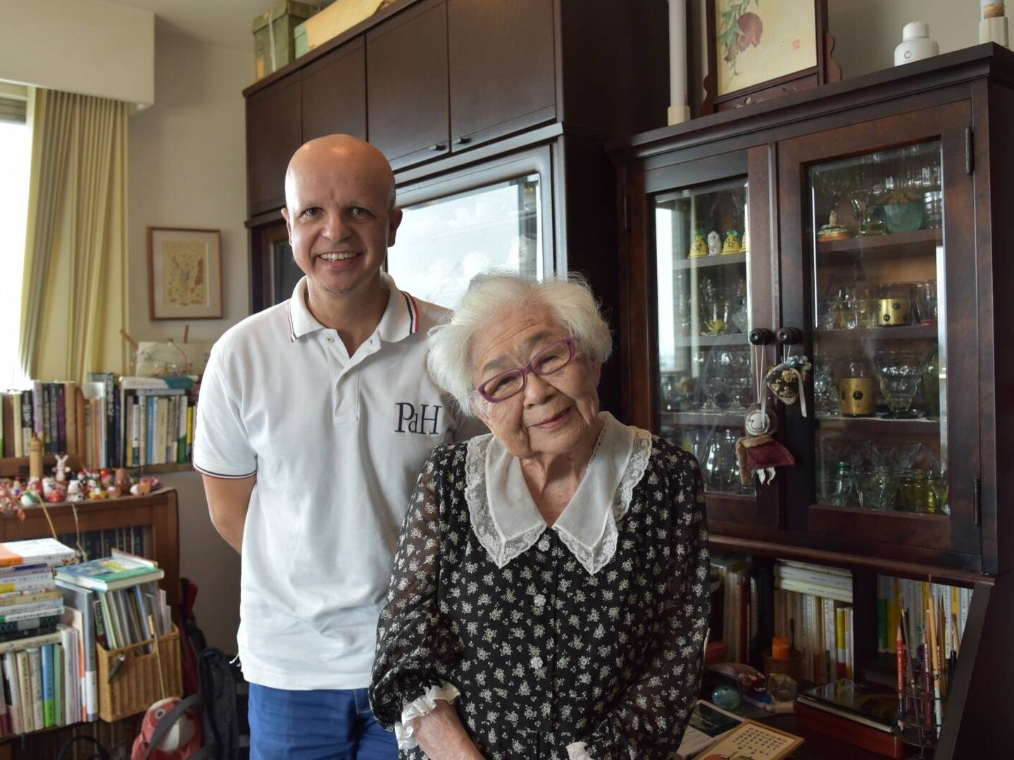 El periodista Agustín Rivera junto a Masayo Mori, superviviente de la bomba atómica lanzada sobre Hiroshima. TOÑI GUERRERO