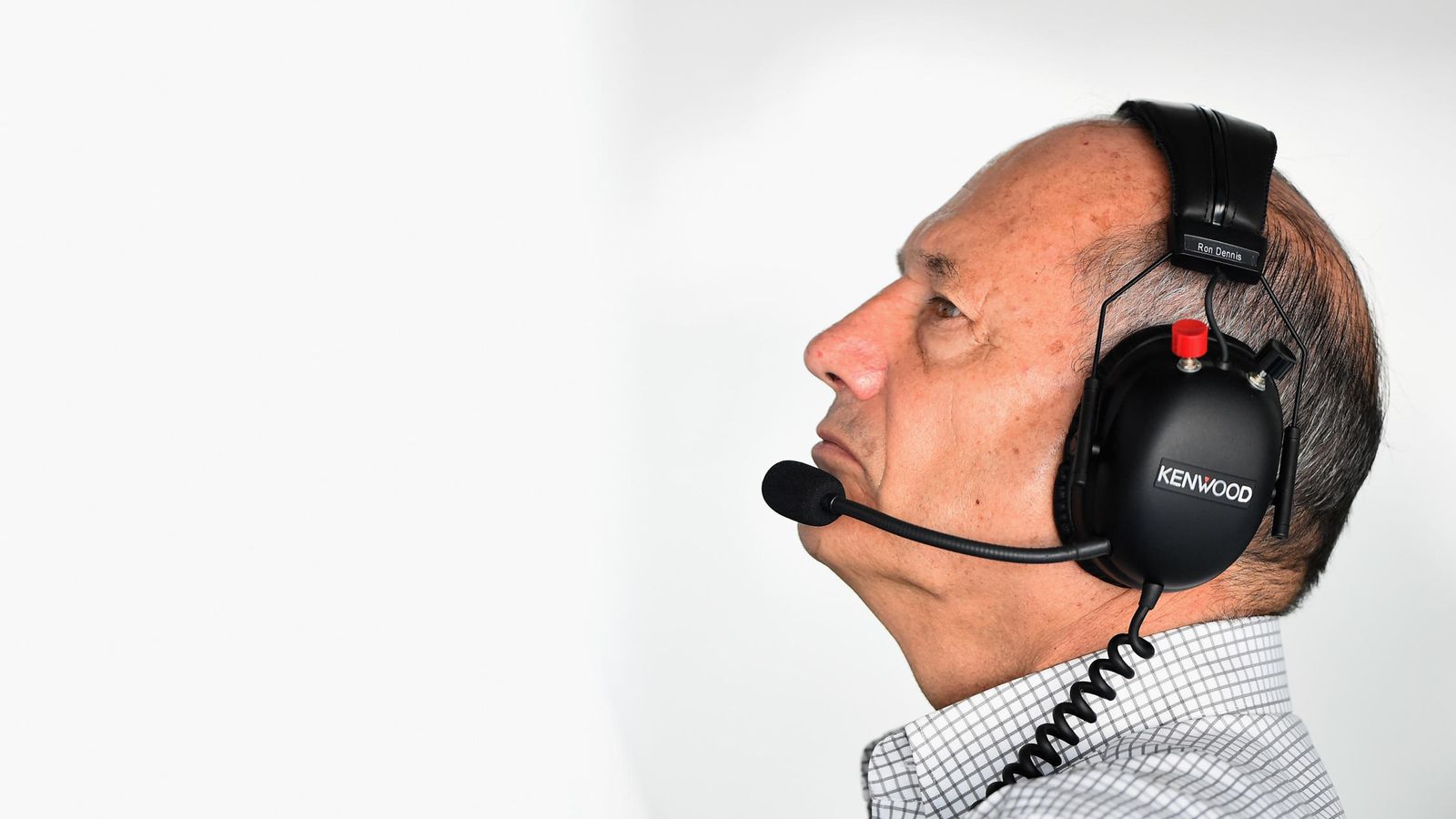 Foto: Ron Dennis mira atento la tabla de tiempos de McLaren.
