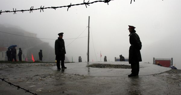 Foto: Soldados chinos custodian el paso de Nathu La, en la frontera con la India en el Himalaya, en julio de 2006. (Reuters)
