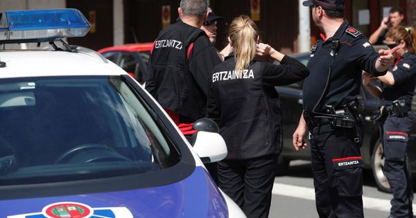 Foto:  La Ertzaintza detiene a un hombre por presunta agresión a su pareja en Bilbao (Efe)