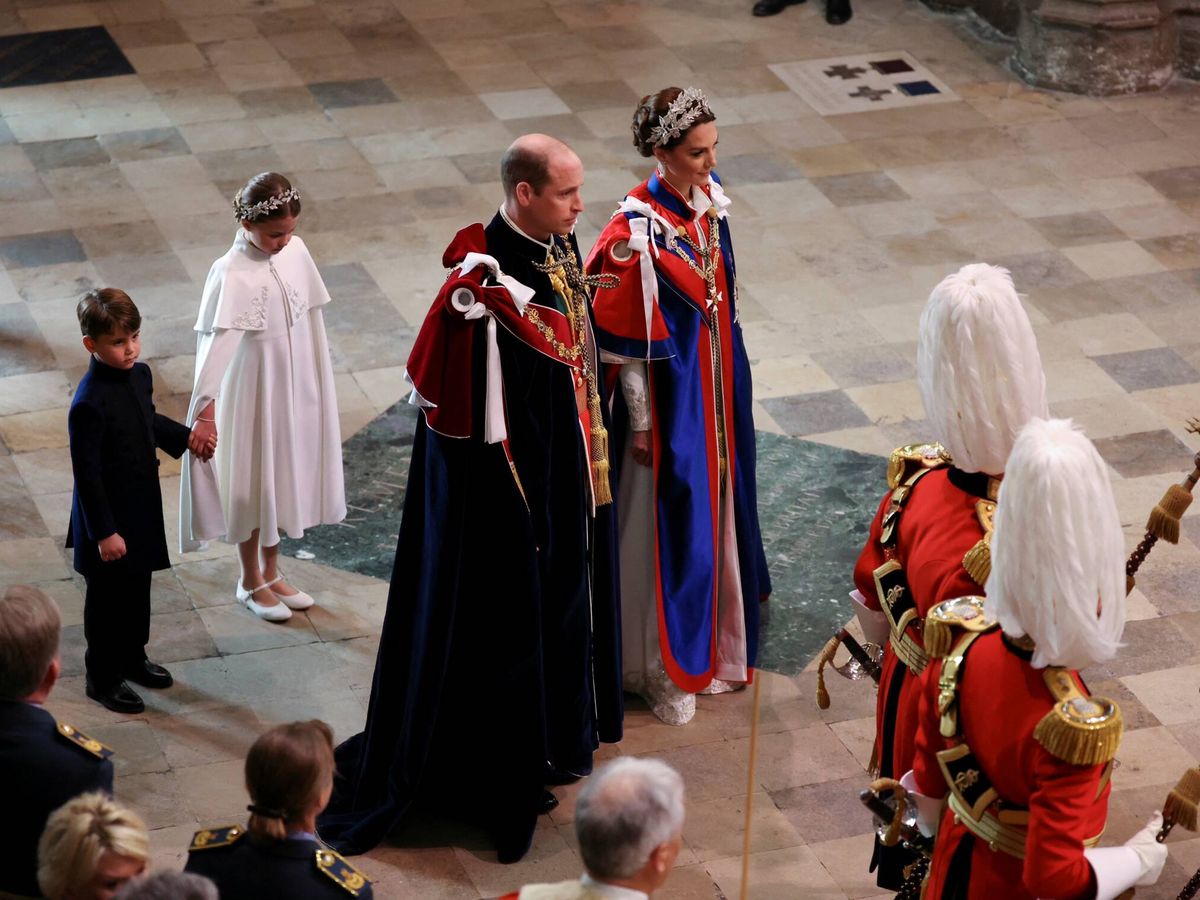 Foto: Louis, Charlotte y los príncipes de Gales, entrando en Westminster. (Reuters)
