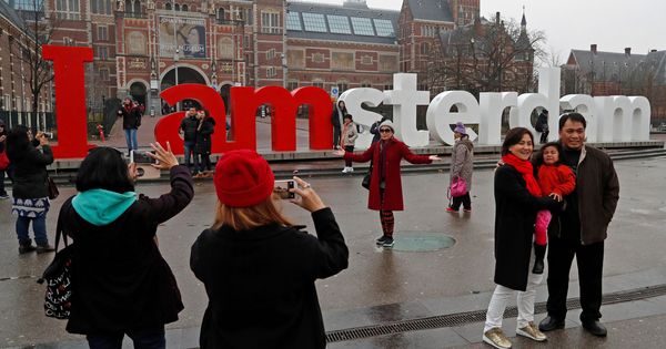 Foto: Turistas posan en el centro de Ámsterdam, en diciembre de 2017. (Reuters)