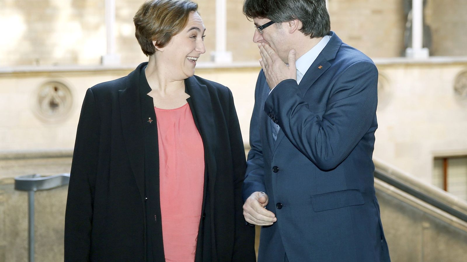 Foto: El presidente catalán, Carles Puigdemont, en la primera reunión institucional con la alcaldesa de Barcelona, Ada Colau. (EFE)
