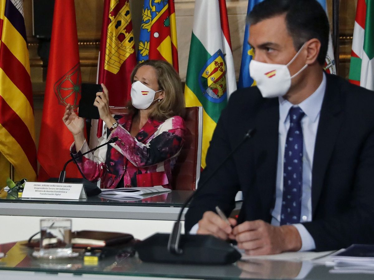 Foto: El presidente del Gobierno, Pedro Sánchez (d) junto a la vicepresidenta de Asuntos Económicos, Nadia Calviño (i).