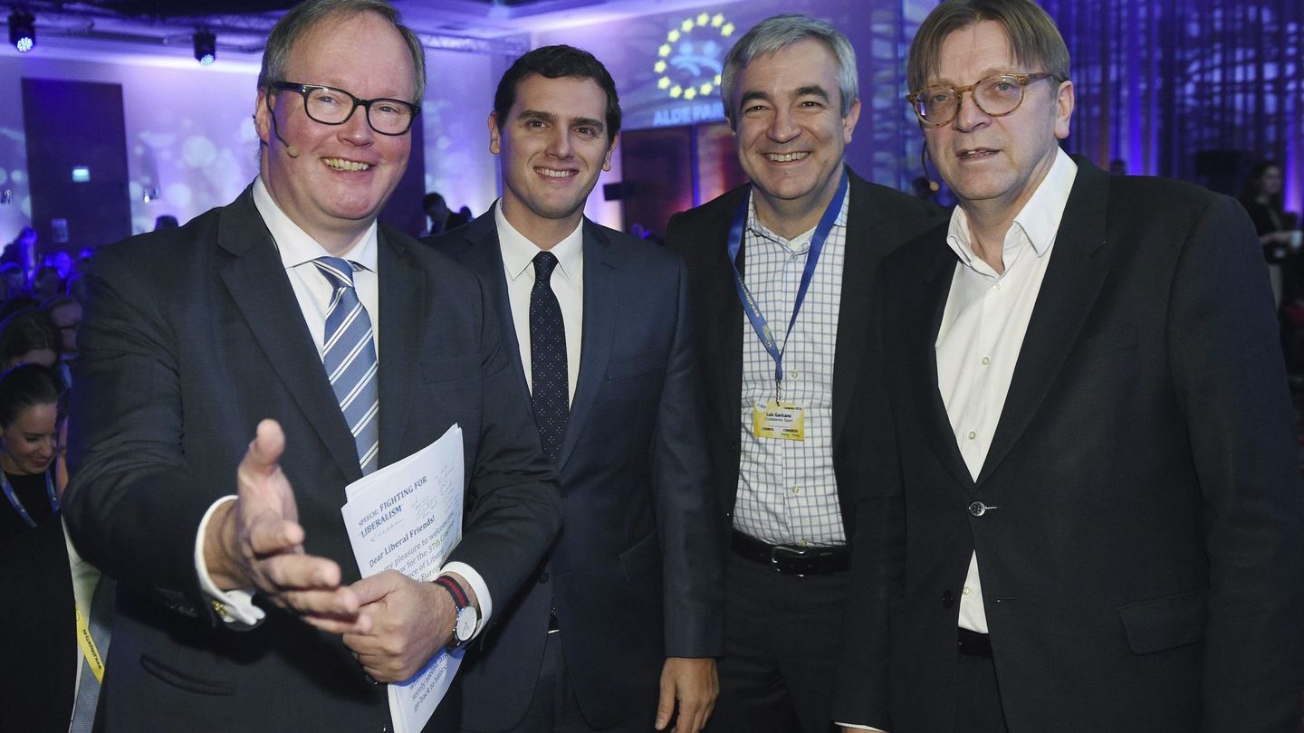 Rivera y Garicano, vicepresidente de ALDE, con otros altos cargos de los liberales europeos. (EFE)