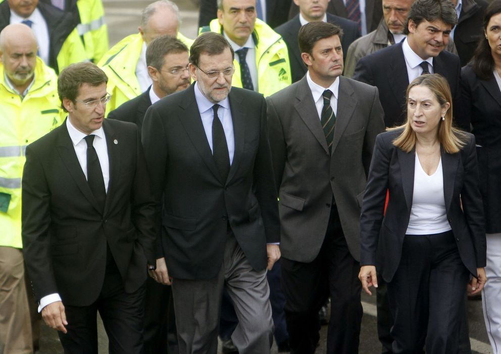 Foto: Rajoy visita el lugar del accidente junto a Ana Pastor y Alberto Núñez Feijóo (EFE)