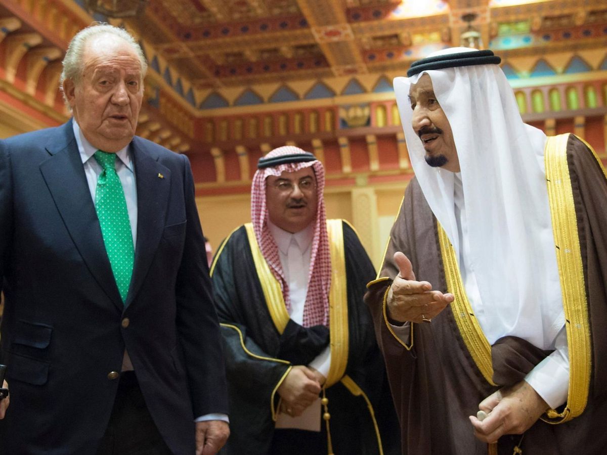 Foto: Fotografía facilitada por la Agencia Saudí de prensa que muestra al rey emérito de España, Juan Carlos I (i) junto con el rey saudí Salman Bin Abdelaziz (d) durante un encuentro en Riad en 2017. (EFE)