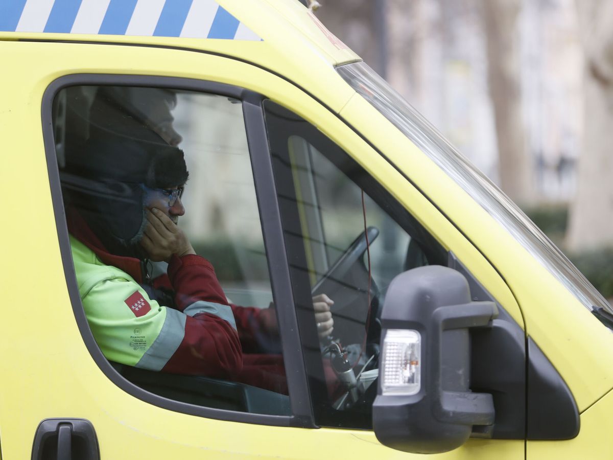 Foto: Imagen de archivo de una ambulancia en Madrid. (EFE/Mariscal)
