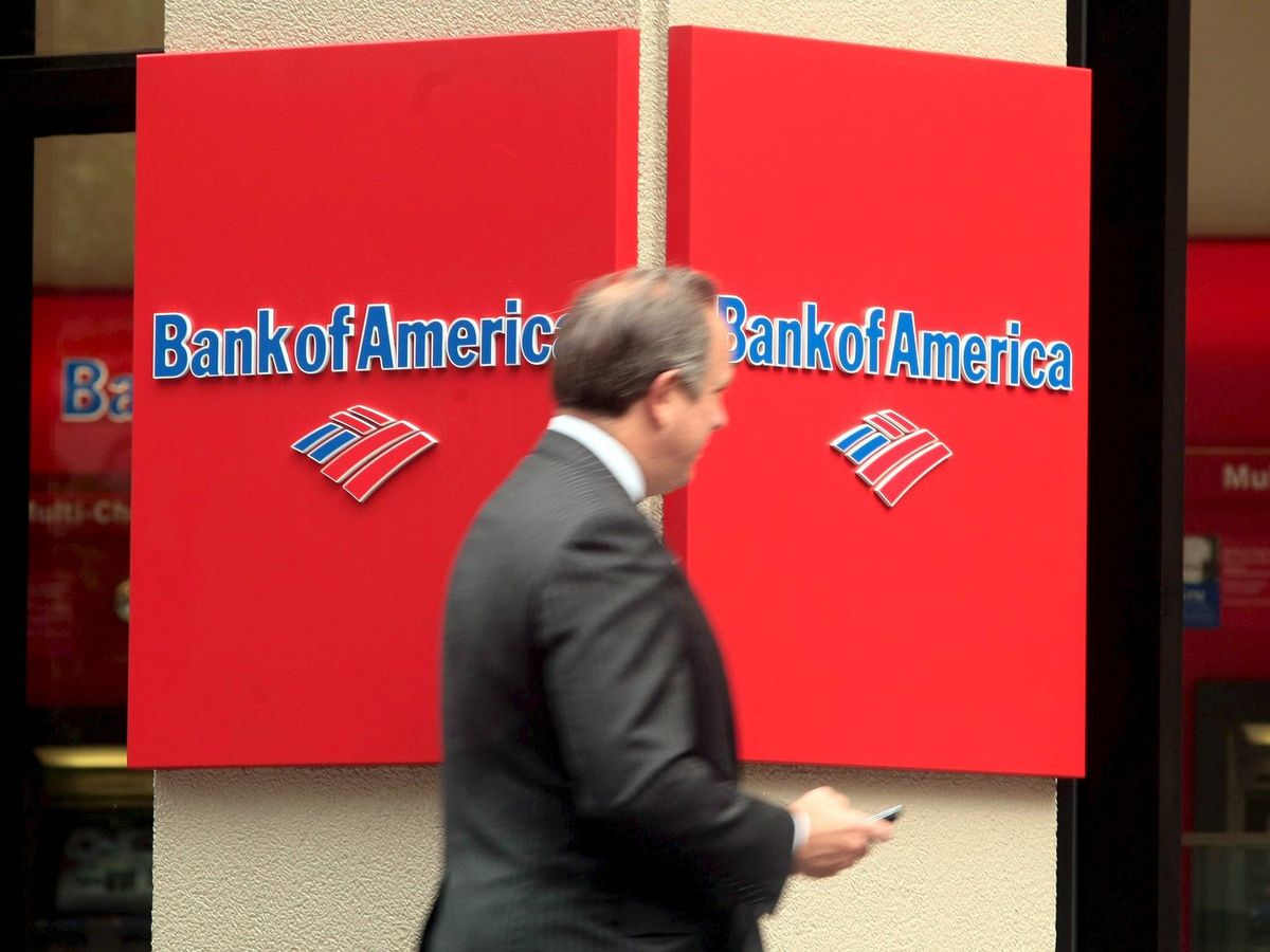 Foto: Un hombre pasa delante de una sucursal de Bank of America, en Nueva York. (EFE/Daniel Barry)