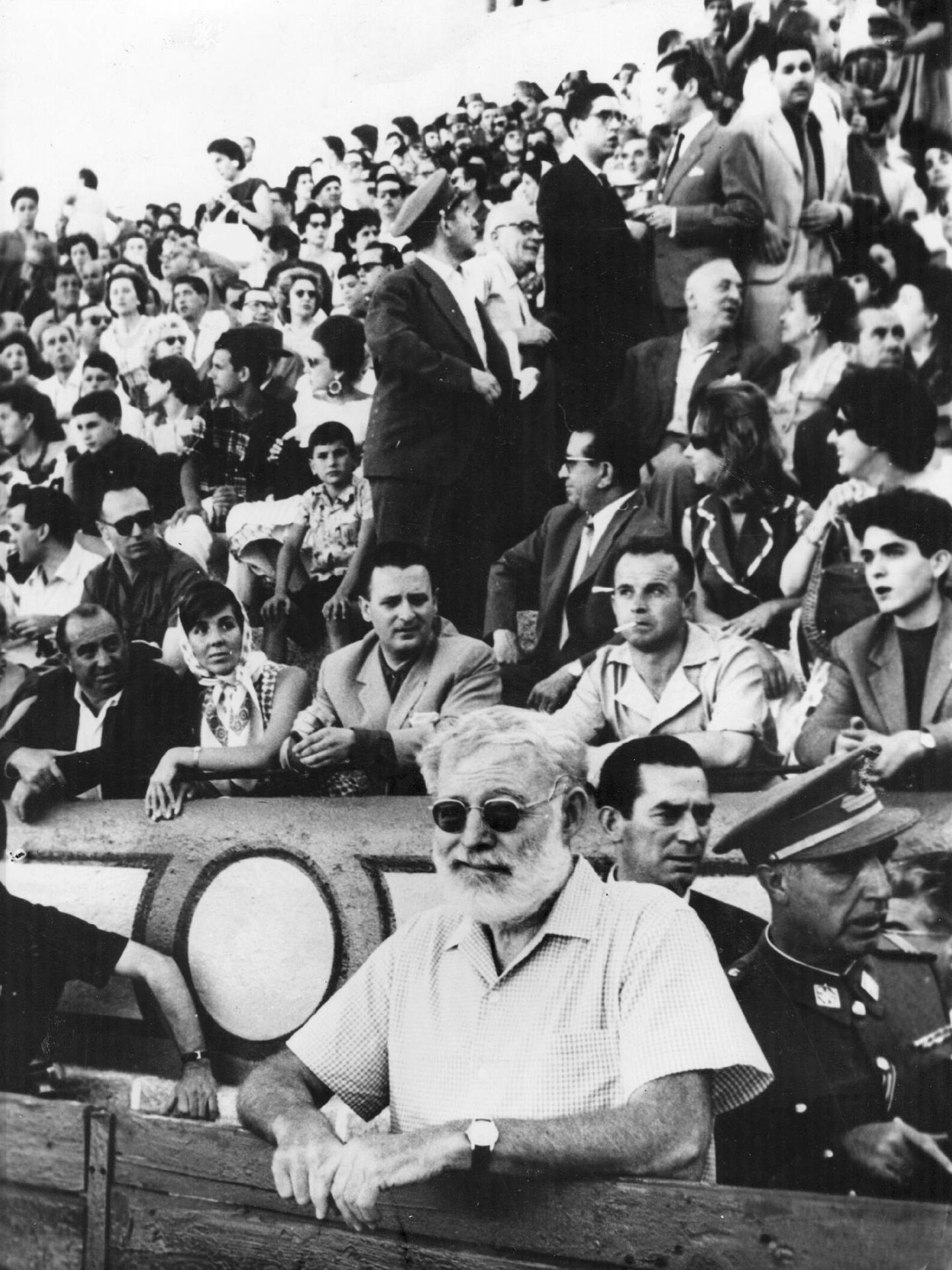 Ernest Hemingway durante una corrida de toros en Madrid. (Getty/Central Press)