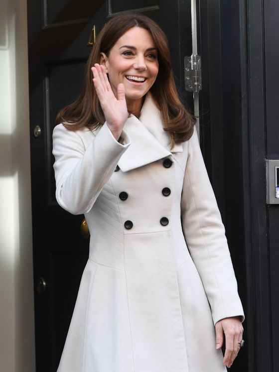 Kate Middleton con un abrigo blanco. (Getty Images)