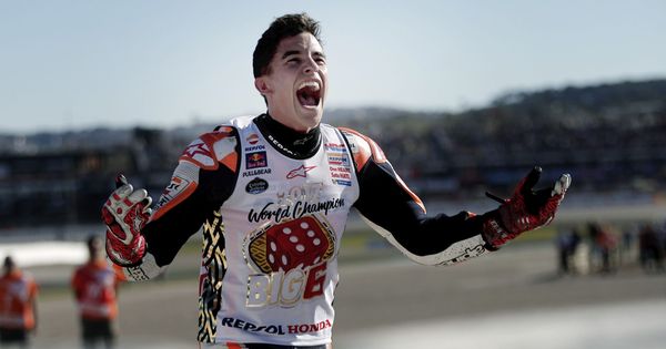 Foto: Marc Márquez celebra en Cheste su cuarto título mundial de MotoGP. (EFE)