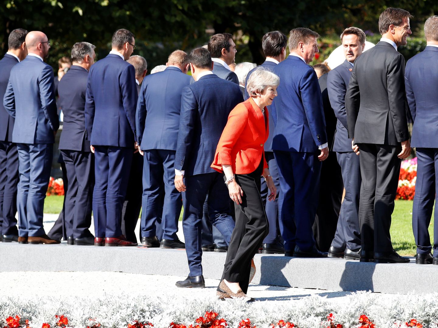 Theresa May, durante la foto de familia de los líderes de la Unión Europea en Salzburgo. (Reuters)