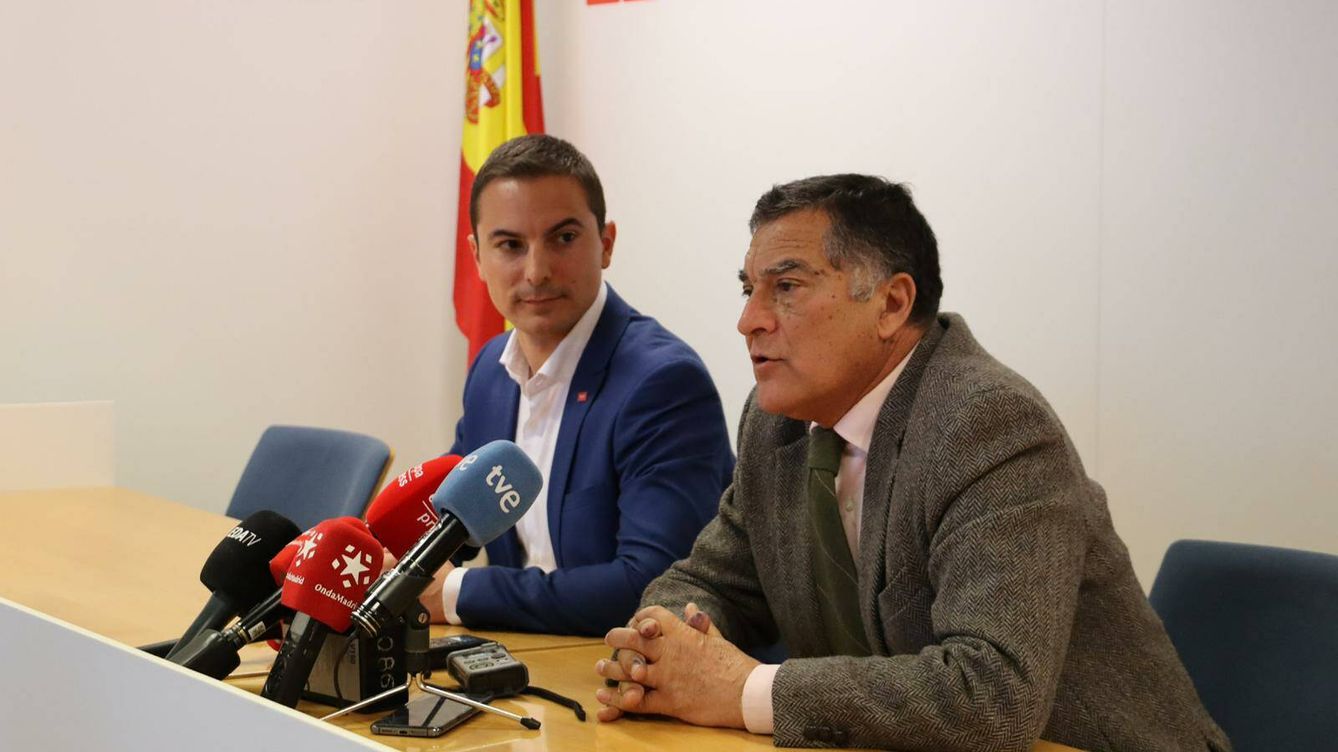 Foto: El líder del PSOE-M, Juan Lobato, junto a su padre, Juan Lobato Varela.