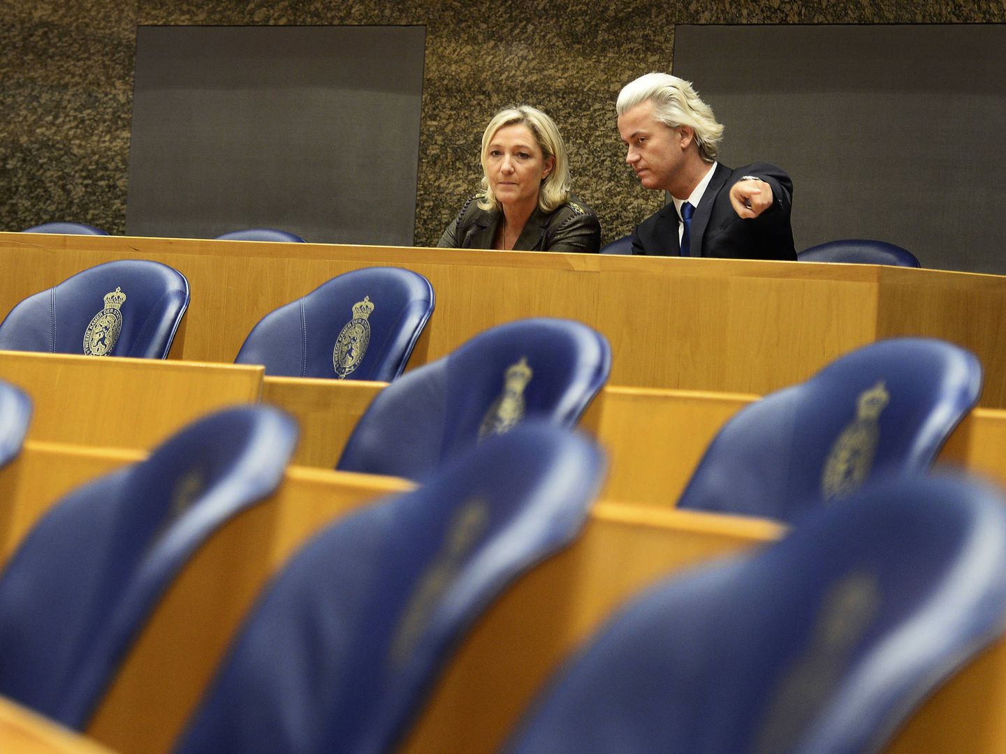 Geert Wilders le enseña el Parlamento holandés a Marine Le Pen, en noviembre de 2013. (Reuters)